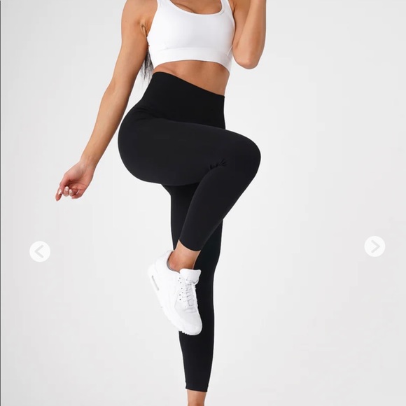 NVGTN Black Solid Seamless Leggings - Picture 3 of 6